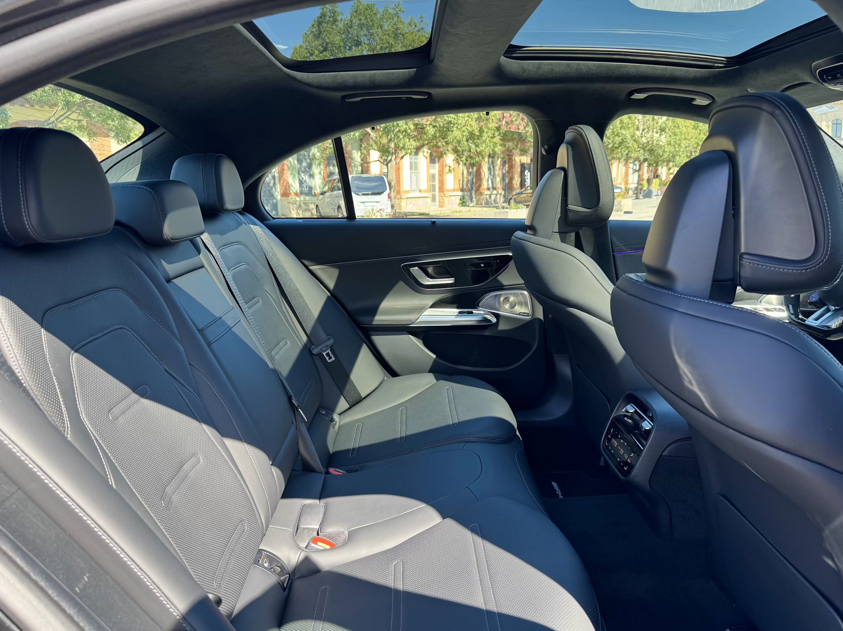 MERCEDES E SEDAN 53 AMG HYBRID 4MATIC | SKLADEM | ČESKÉ PŘEDVÁDĚCÍ AUTO | NOVÝ MODEL | SPORTOVNĚ LUXUSNÍ SEDAN | HYBRID 585 KONÍ | ŠEDÁ METALÍZA | ČERNÁ KŮŽE | MAXIMÁLNÍ VÝBAVA | VIP SLEVA | IHNED K PŘEDÁNÍ | NÁKUP ONLINE | AUTOiBUY.com